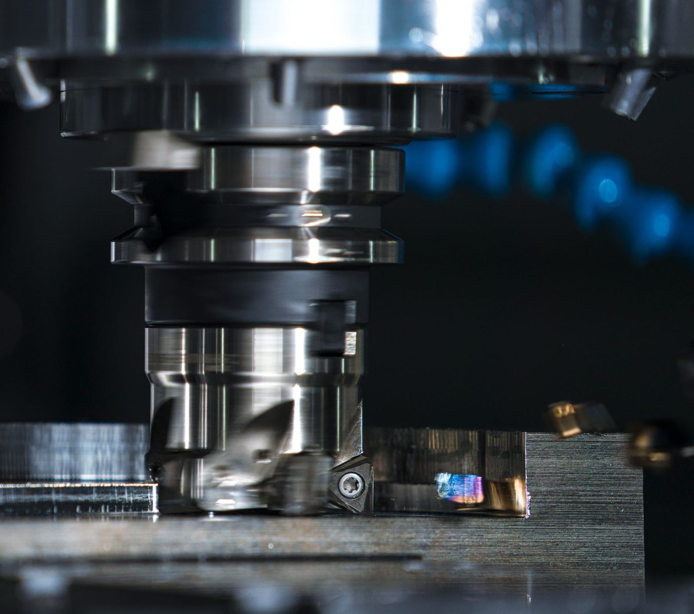 تشغيل المعادن بفريزة وجهية CNC